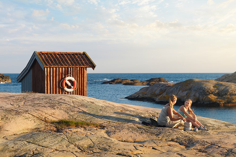 Soluppvärmt berg vid havet